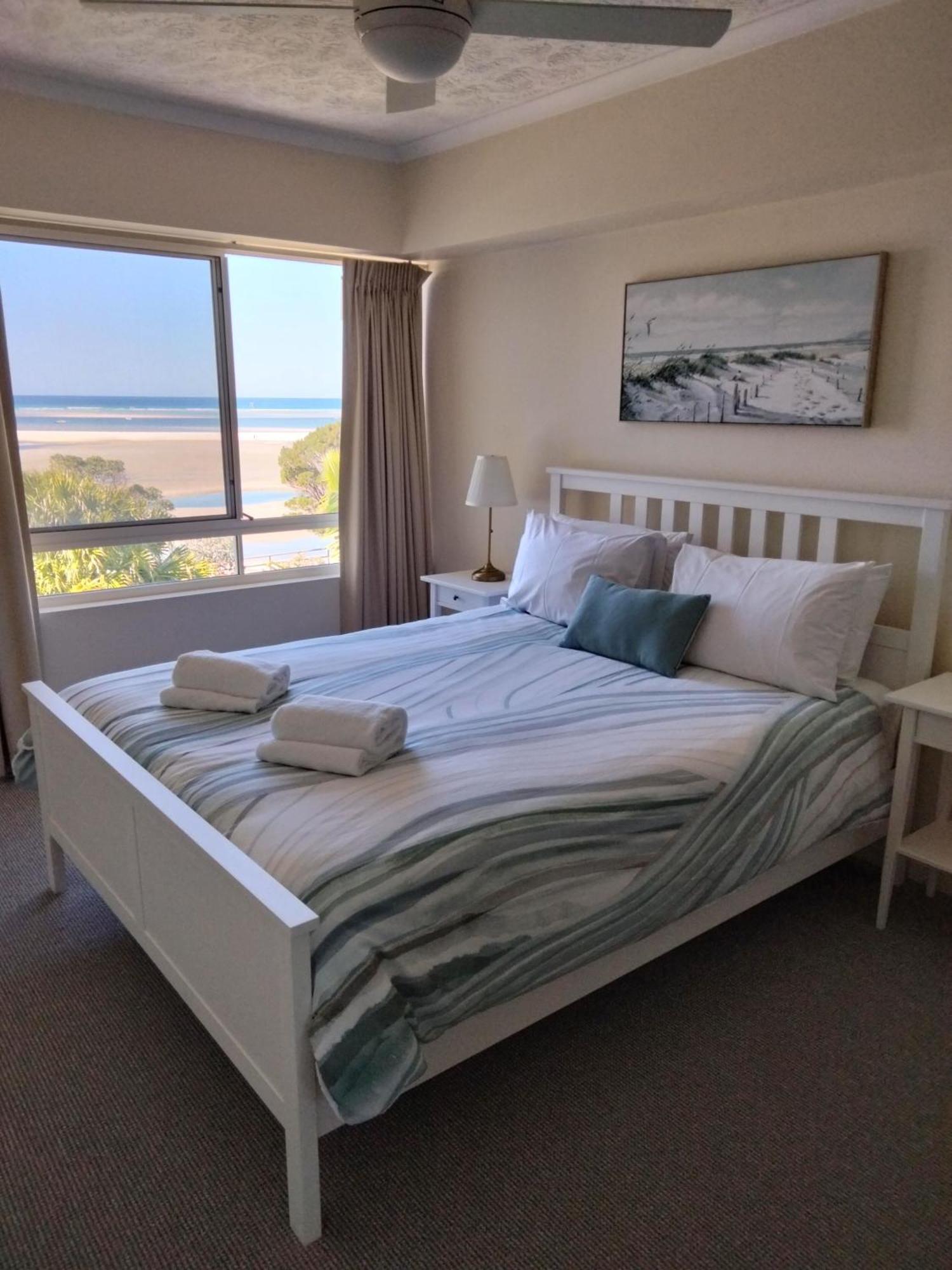 Moorings Beach Resort Caloundra Exteriör bild